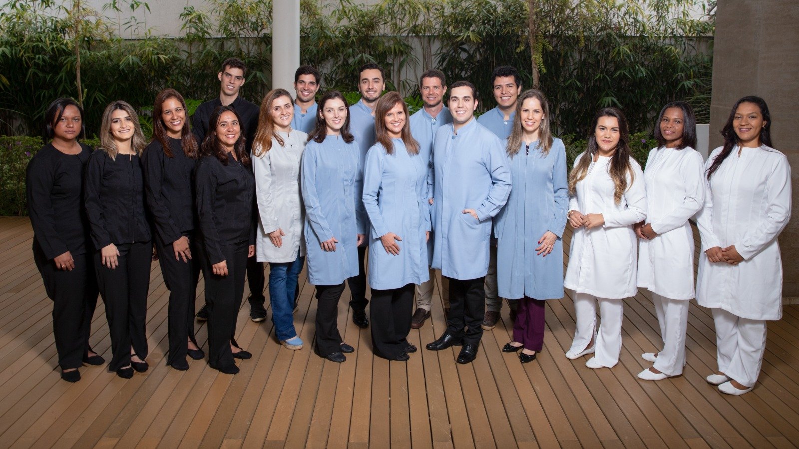 Equipe da Clínica Simone Carrara — corpo clínico multidisciplinar especializado em DTM em Brasília